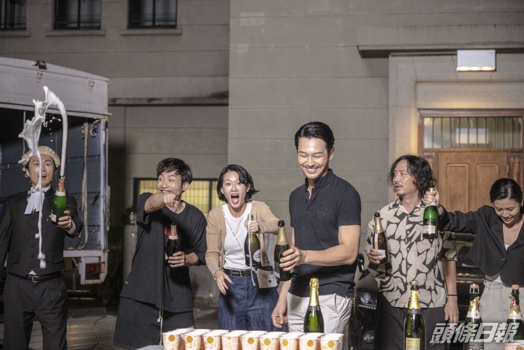 子華支香檳噴射力好勁,佢話係好意頭。